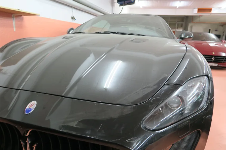 Maserati mit kontrollierten Reflexionen nach dem Lackfinish