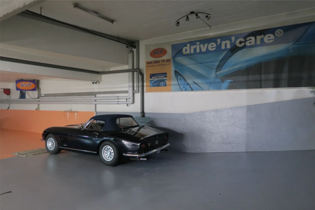 Klassisches Fahrzeug im AVP Center vor der Aufbereitung