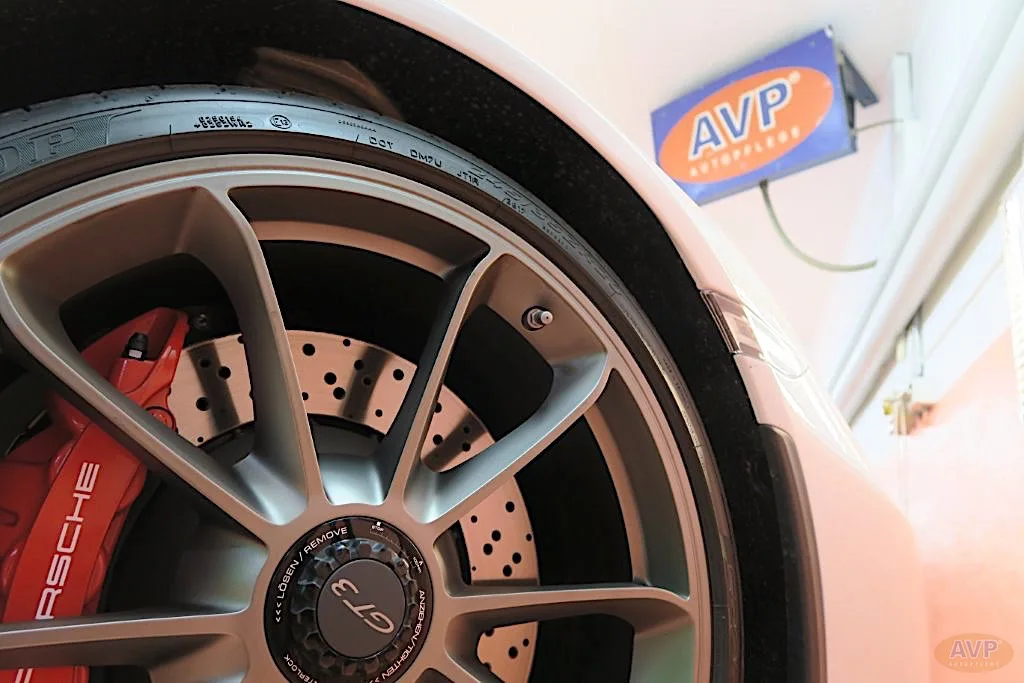Sportwagen-Felge mit Bremssattel nach AVP Felgenpflege
