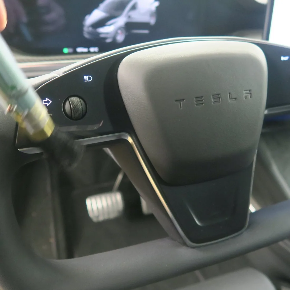 Detailreinigung der Bedienelemente am Lenkrad eines Tesla