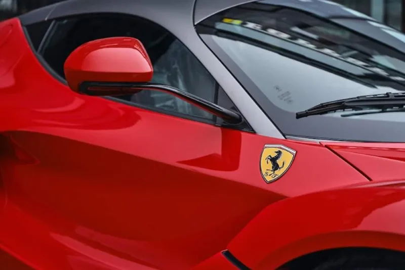 Roter Ferrari mit tiefem, sauberem Lackbild nach Keramikschutz