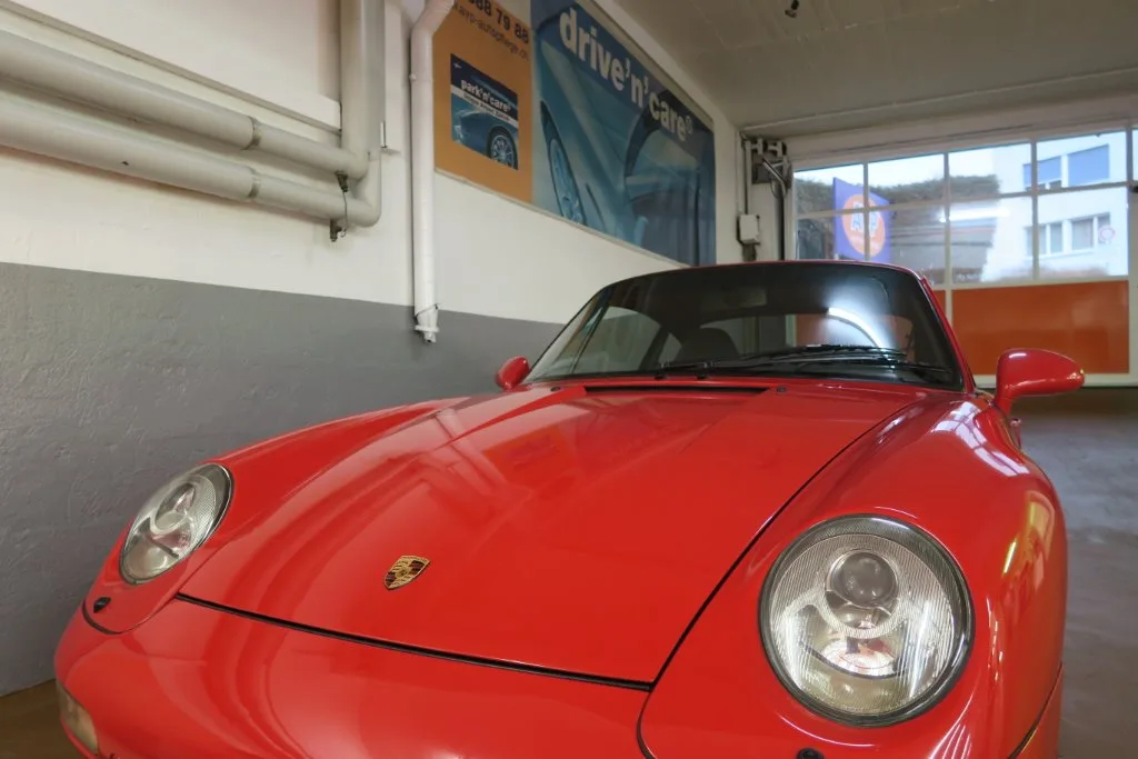 Roter Porsche 911 mit gepflegtem, klarem Lack nach Keramikschutz