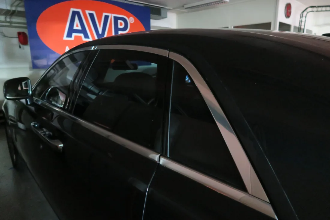 Dunkle Fahrzeugflanke mit sauberer Reflexion nach AVP Lackpflege