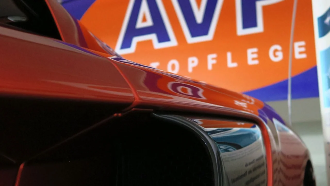 Glossy vehicle paint with a clear reflection after AVP paint protection