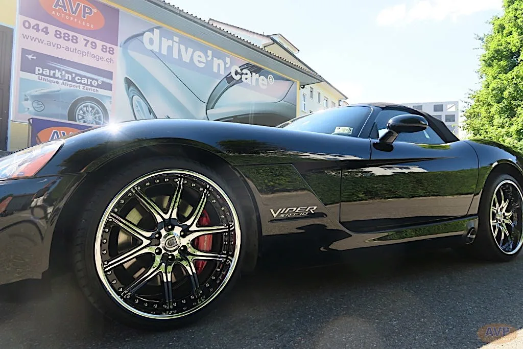 Schwarzer Dodge Viper mit tiefem, sauberem Lackbild nach AVP Lackversiegelung
