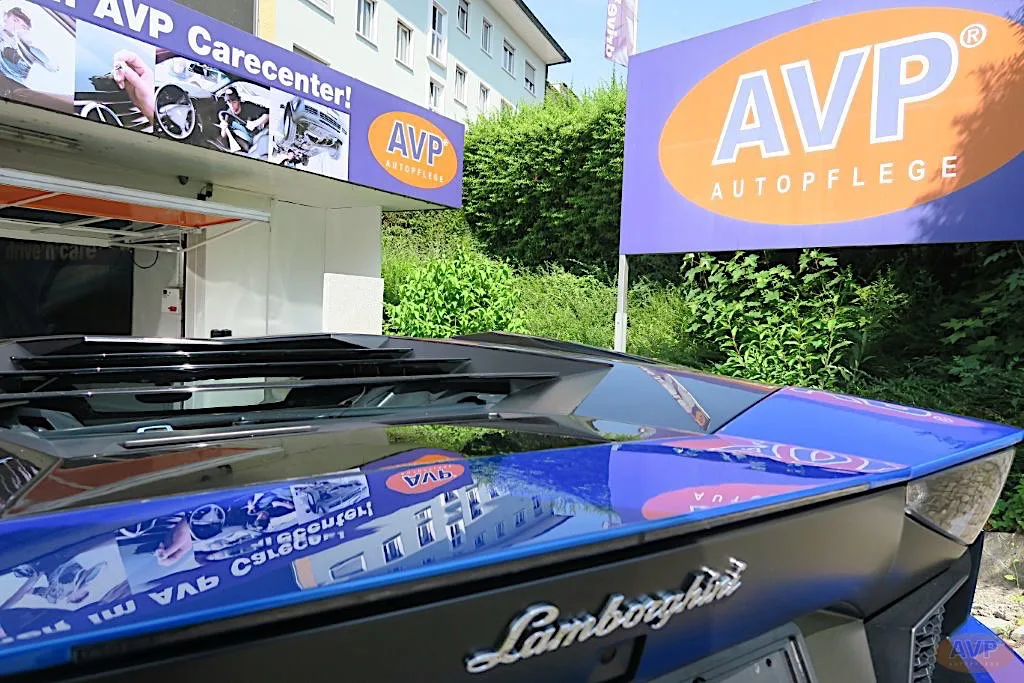 Blauer Lamborghini im Freien nach AVP Aussenpflege und Lackschutz
