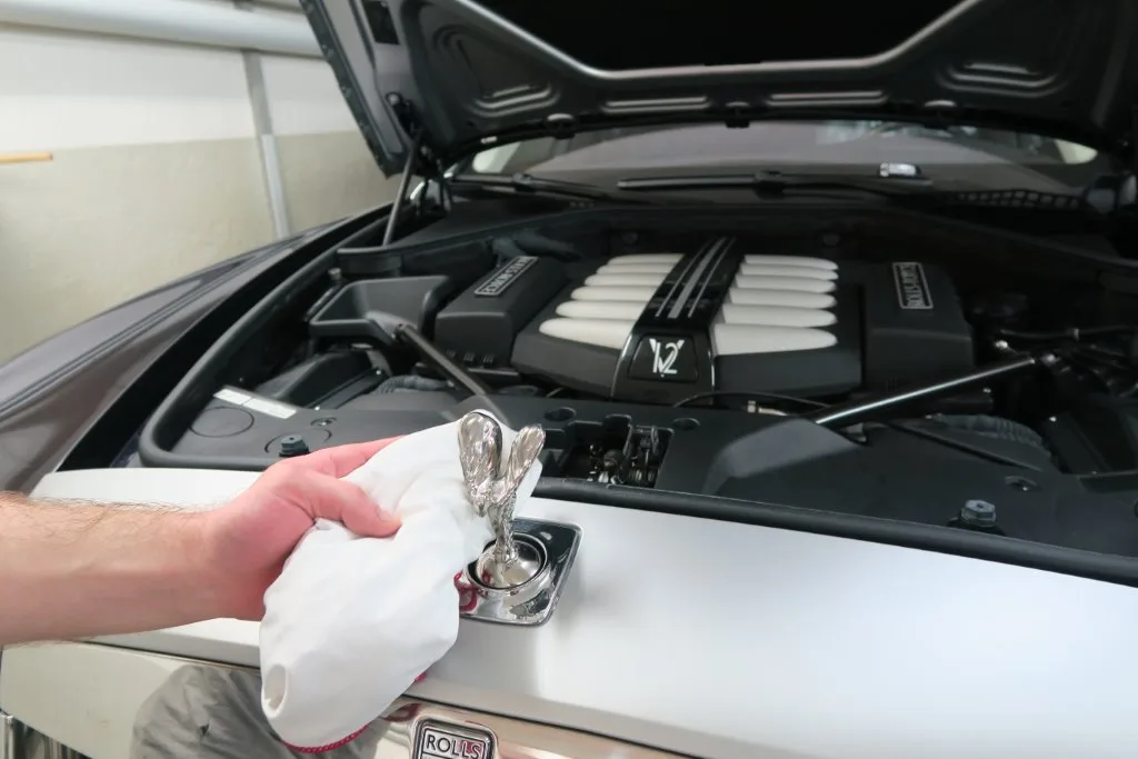 Materialgerechte Detailpflege im Motorraum eines Premiumfahrzeugs