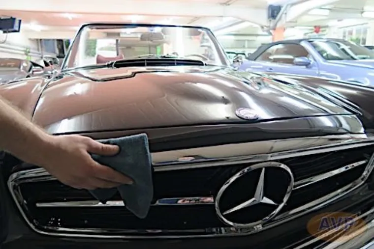Behutsame Lackkontrolle an einem klassischen Fahrzeug bei AVP