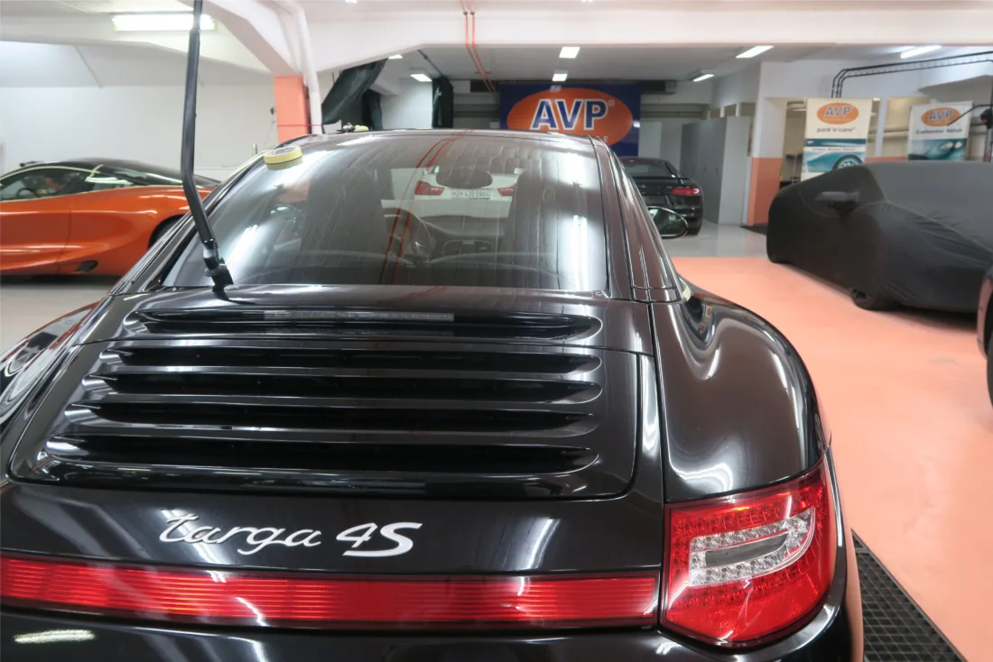 Dunkler Porsche 911 bei der Politur im AVP Center