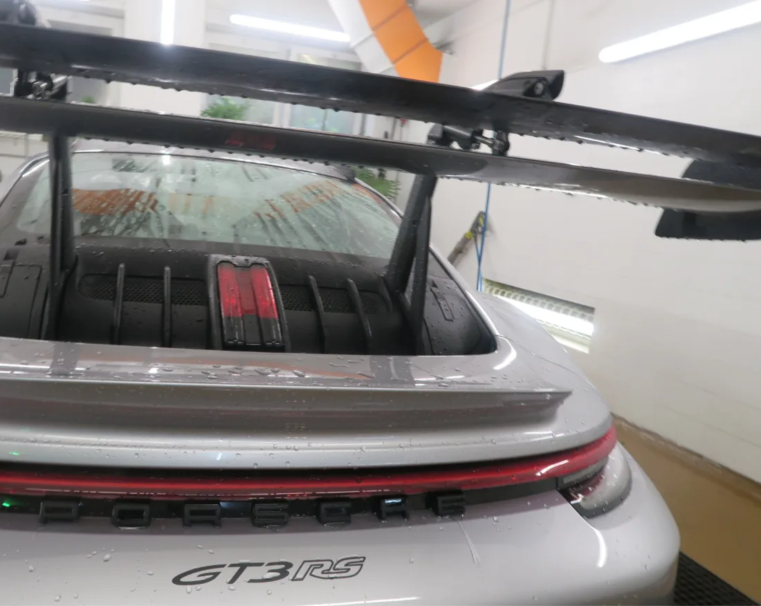 Porsche 911 GT3 RS mit Wasserperlen während der Wäsche im AVP Center