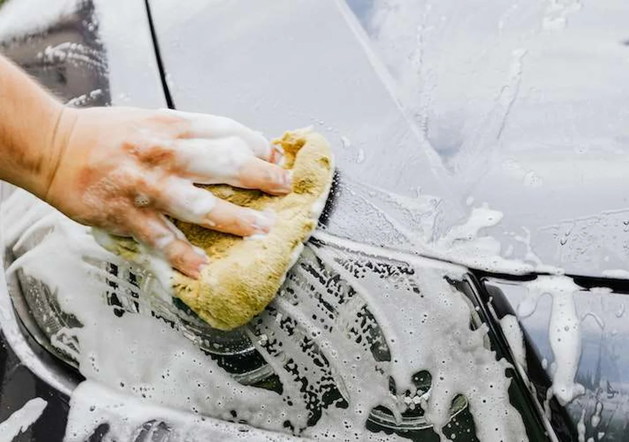 Detailarbeit bei der professionellen AVP Autopflege